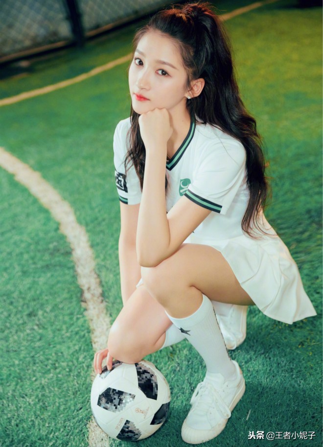 关晓彤穿黑色衣服显腿长的照片,关晓彤长腿穿足球服