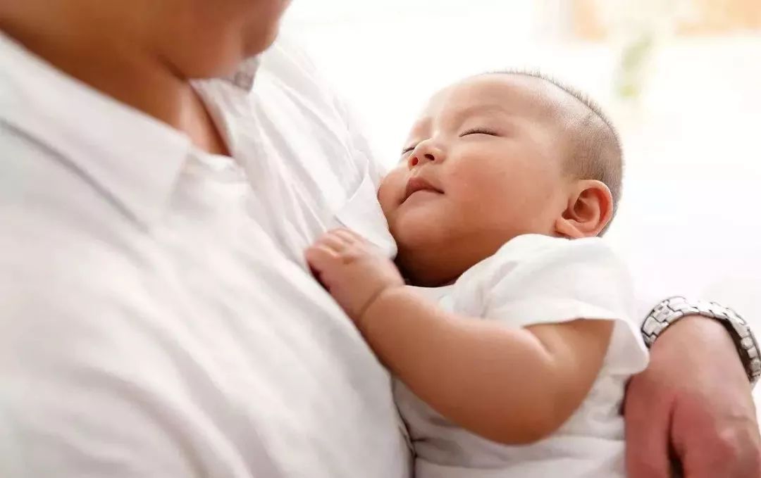 抱着孩子睡觉，孩子才睡得着？不是宝宝难带，这些才是原因