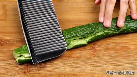 为什么饭店的拌黄瓜那么好吃?原来做法这么简单,学会过年露一手