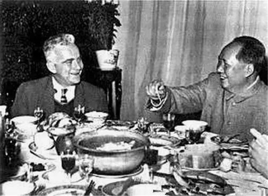 *先念李**开会抽雪茄，毛主席接过一根问：好烟怎么不早点拿出来给我