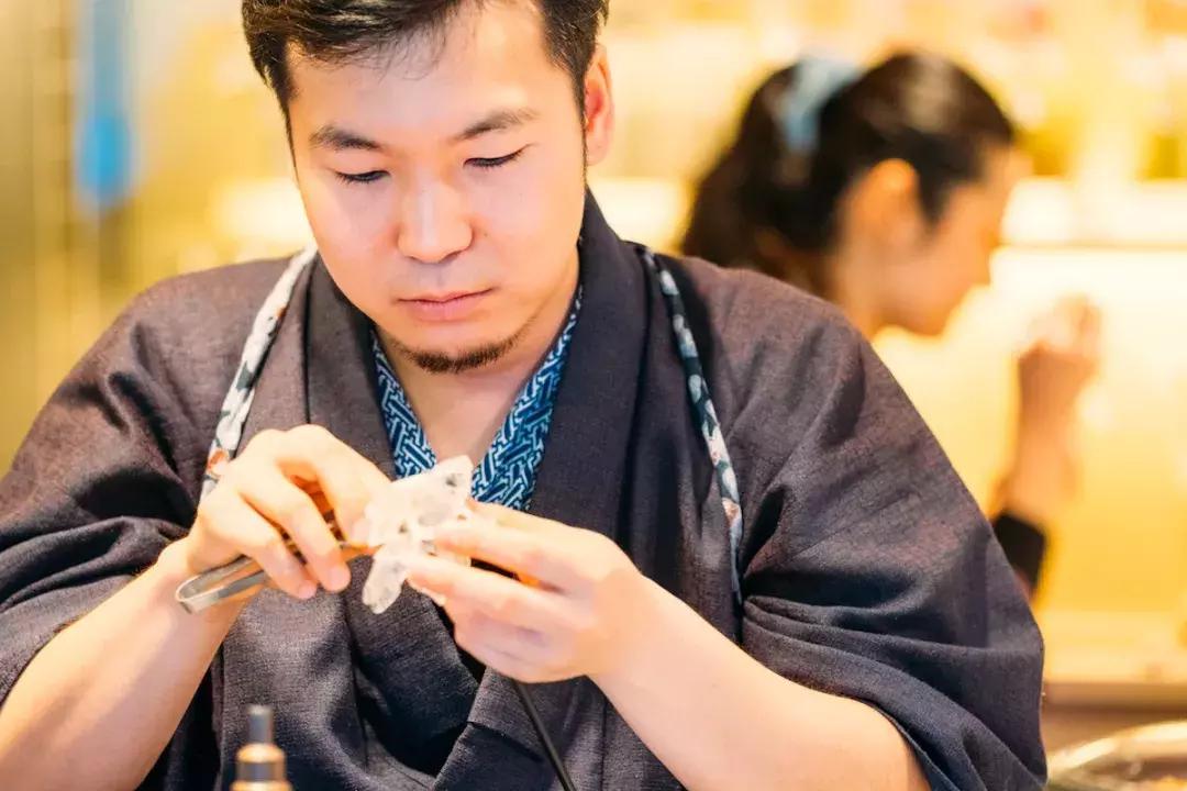 21岁日本小伙立志复兴糖艺制作,5分钟捏出金鱼熊猫,你舍得吃吗