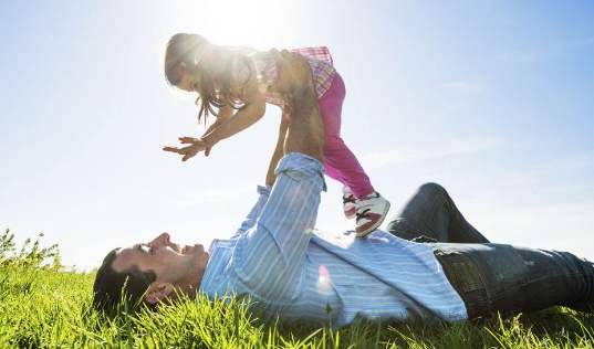 女儿整天黏着妈妈怎么办,女儿长大了还黏着爸爸