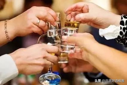 在酒桌上不想喝酒怎么办,在酒桌上不喝酒怎么应付场面