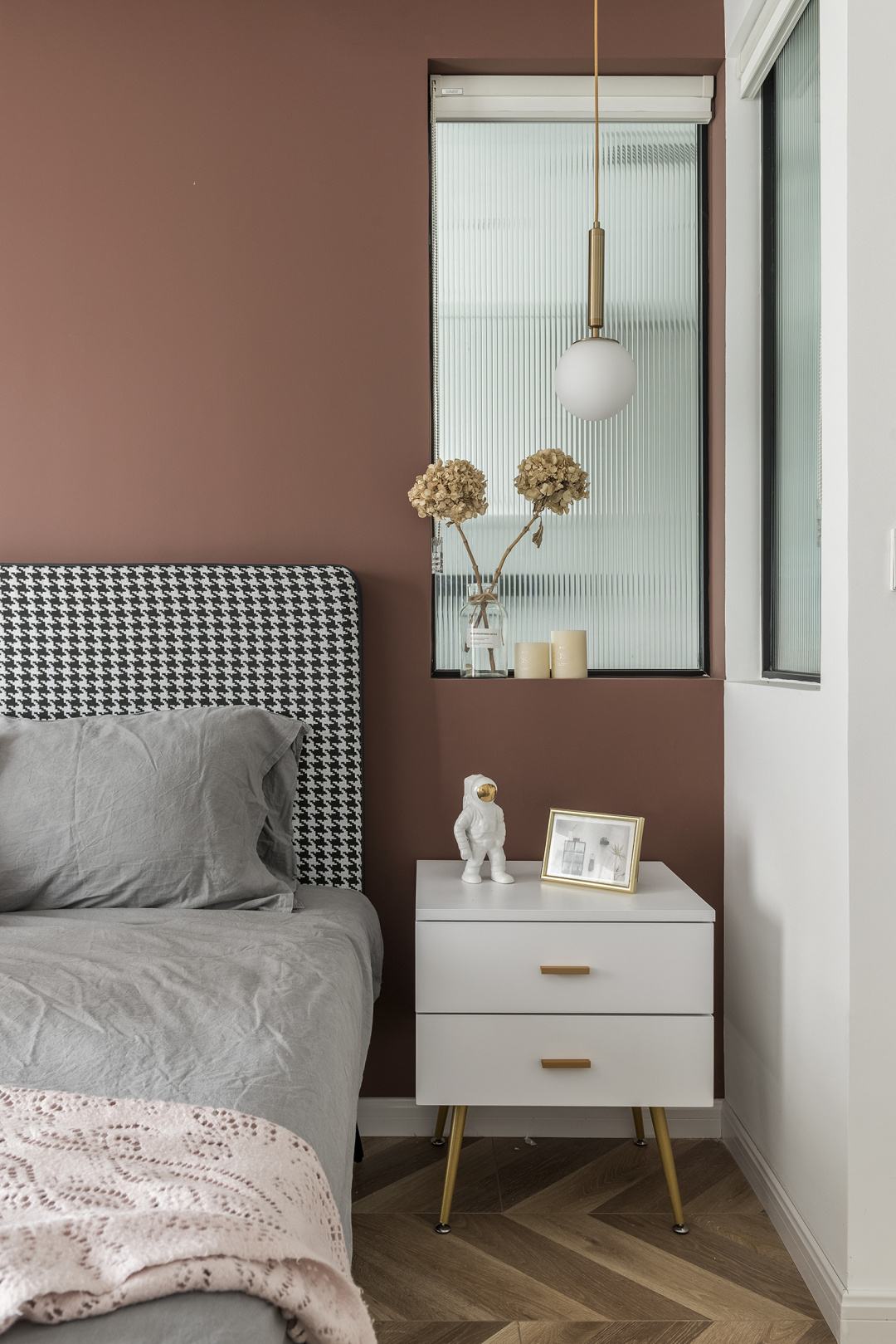 长虹玻璃做出来的阳台隔断效果,长虹玻璃嵌入墙体增加采光