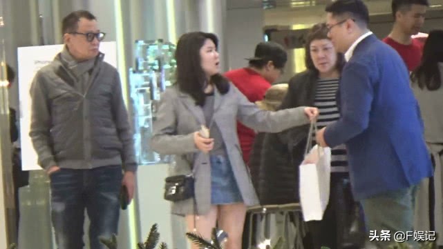 一家四口逛街陪女儿买手表71岁许绍雄忙着不停按手机