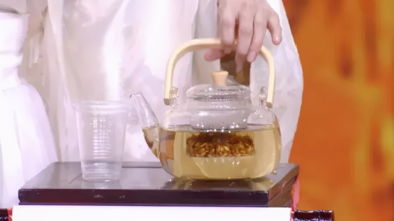 2款养生茶饮适合冬季饮用,这2种茶尽量少喝