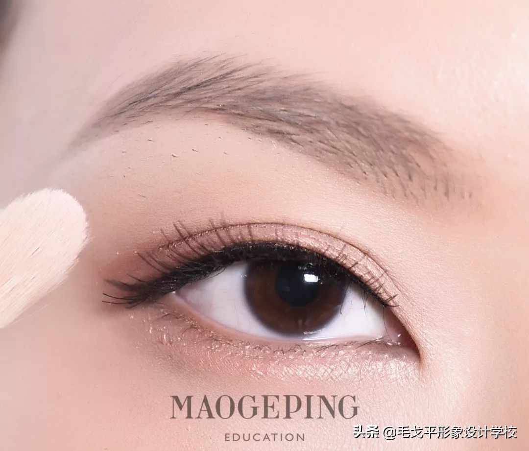 圆脸女生怎样化妆才能显得好看,圆脸怎么化妆显脸小淡妆