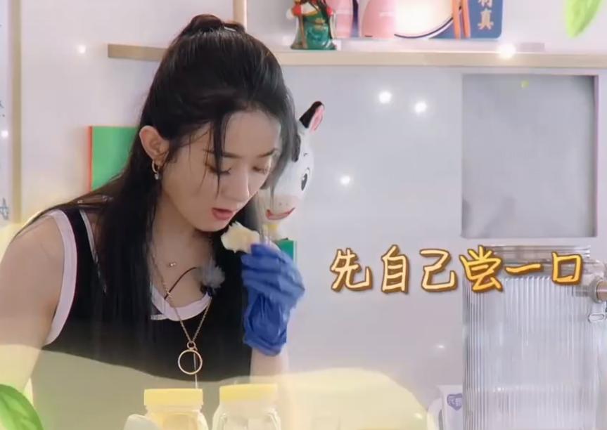 赵丽颖《中餐厅》备菜时舔手指,做菜直接上手,坏习惯太难改