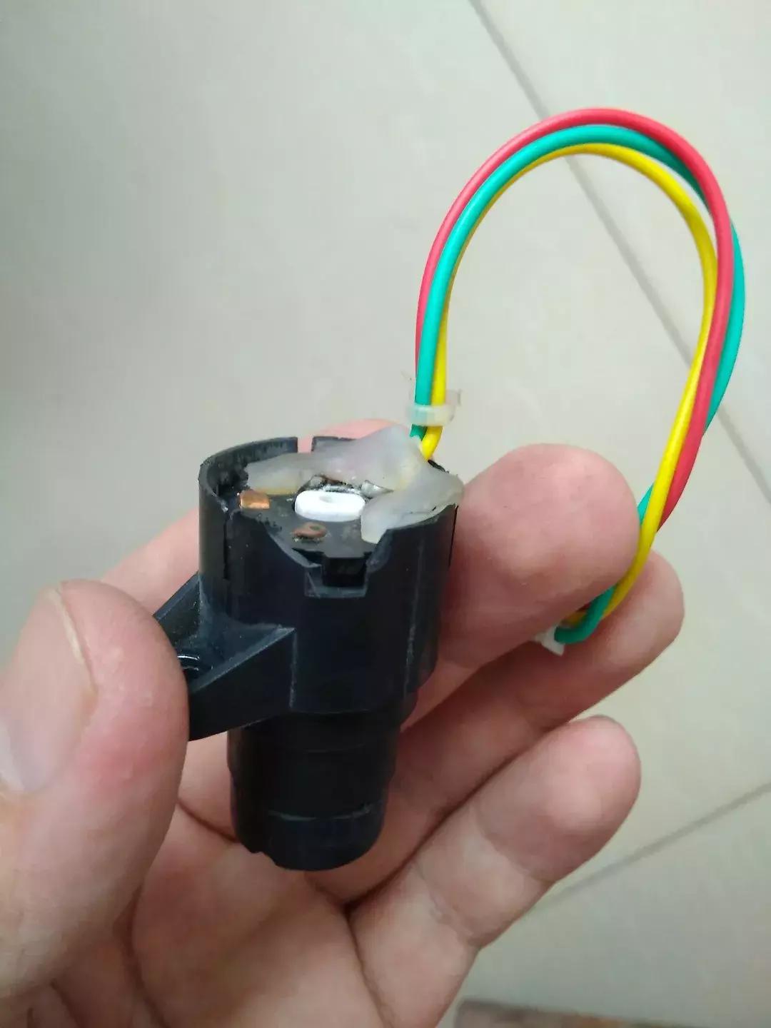 爱玛电动车锁住了钥匙坏了怎么开,电动车电门开关接触不良