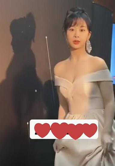 杨紫跟男明星出席活动,杨紫出席活动和男明星互动