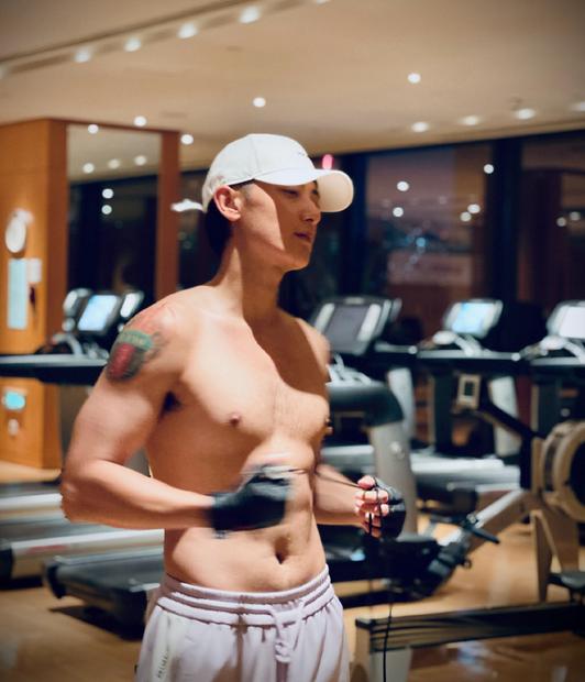 “扫娘风暴”效果显著，蓄胡须、秀肌肉、短发，小鲜肉终于不鲜了