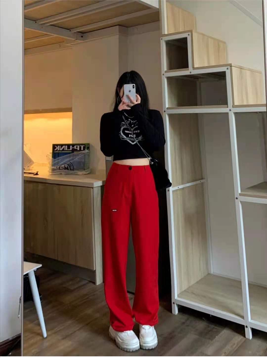 红色民族风上衣搭配什么裤子,咖啡色裤子配红色上衣好看吗