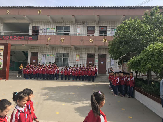 闃熷垪闃熷舰灞曢閲囨槀鎵悜涓婄唤鍏夎姃,灞曢潚鏄ユ椿鍔涗寒瀛﹀瓙椋庨噰