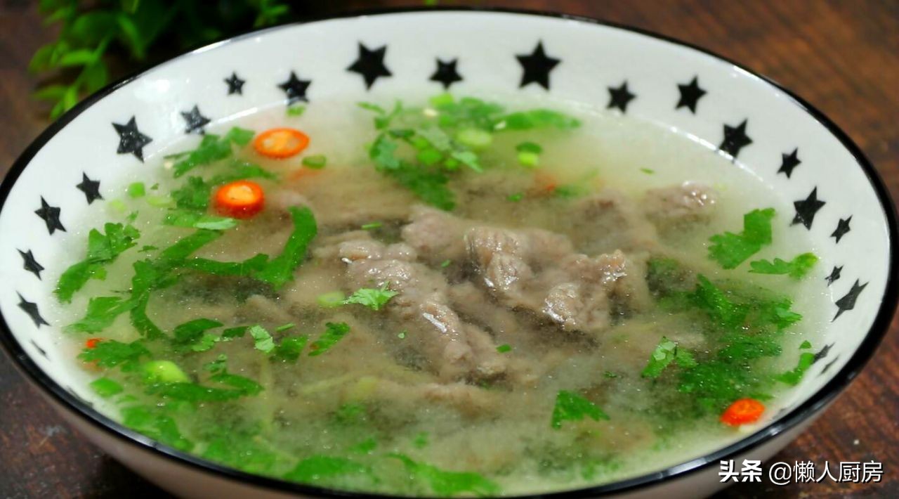 这是牛肉汤的懒人做法，肉嫩无腥味，好喝不油腻，味道香