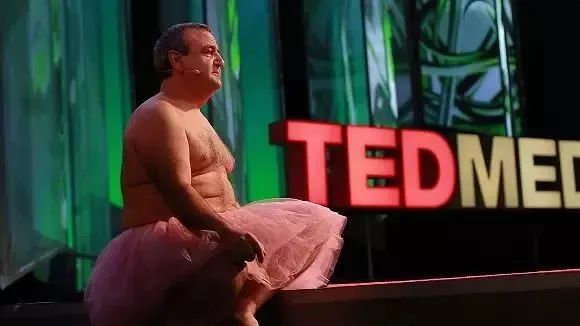 穿着15年的蓬蓬裙的中年男人,粉色蓬蓬裙穿了14年