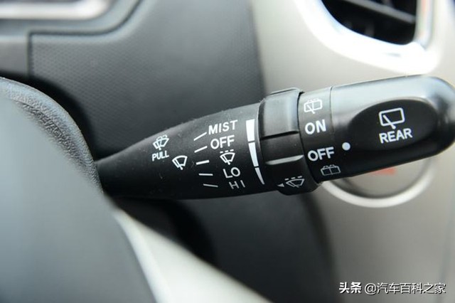 大灯开关和雨刷开关上的功能你都会用吗？晚上不开灯怎么回事？