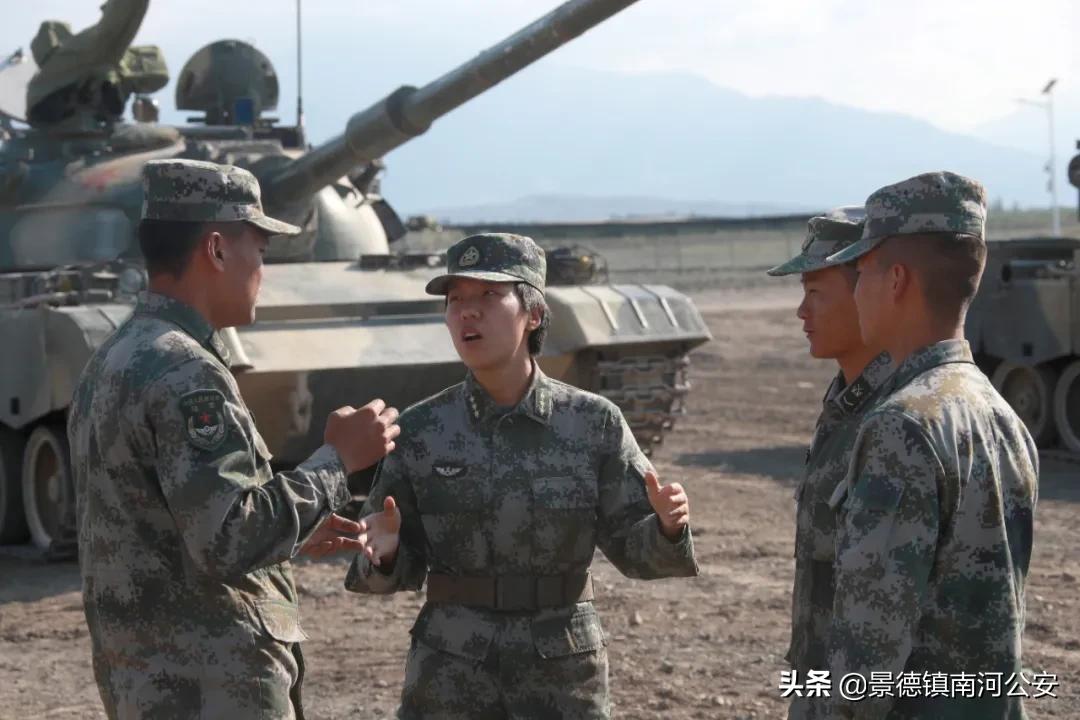 马和帕丽：“天山之花”，在铁甲洪流中绽放