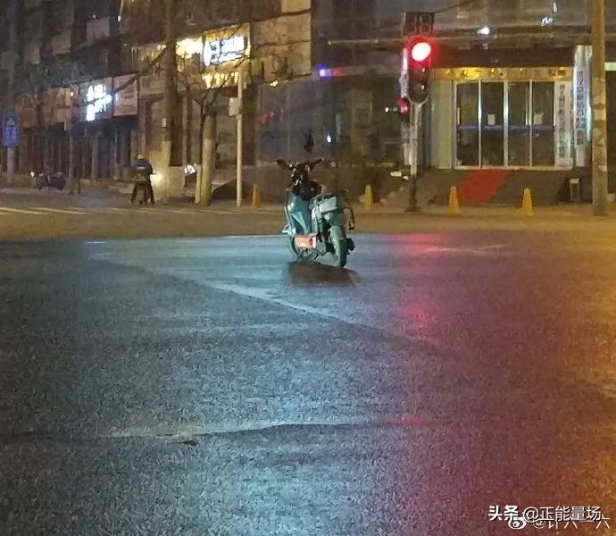 外卖小哥默默逆行,送餐小哥逆行