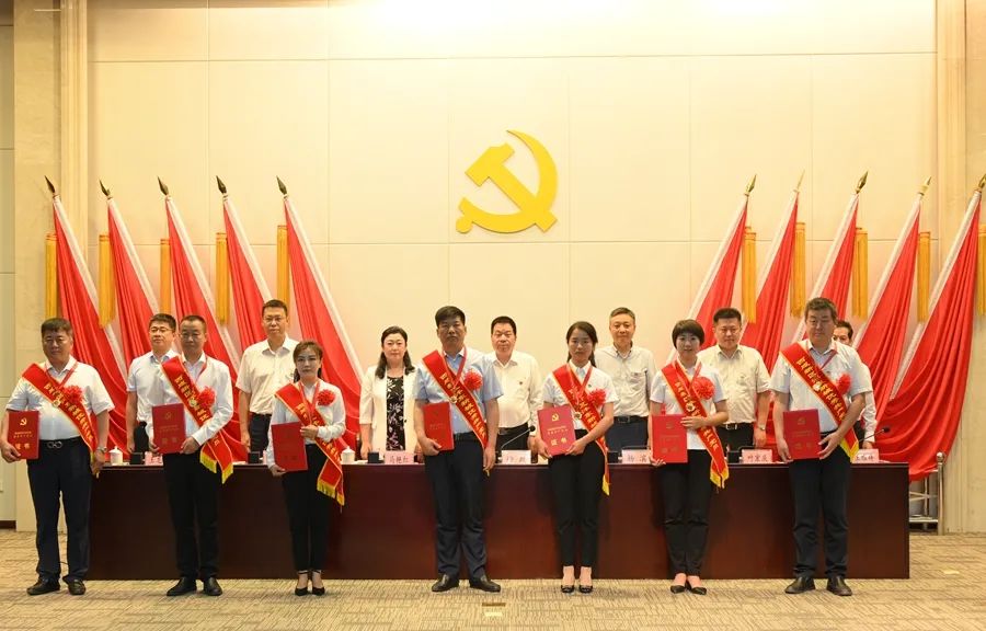 沣东新城学习贯彻习*平近**总书记“七一”重要讲话动员大会暨“两优一先”表彰大会举行