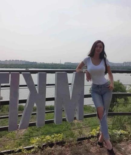 牛仔裤穿出少女感,如何穿出成熟妩媚的牛仔裤