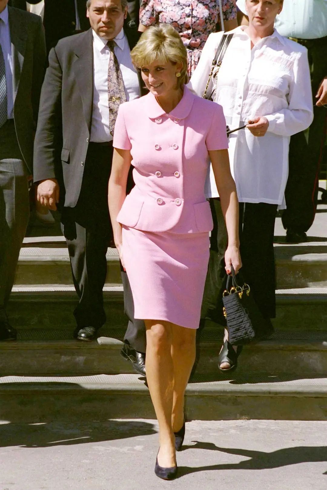 戴妃经典款戒指,戴妃蓝宝石珠宝