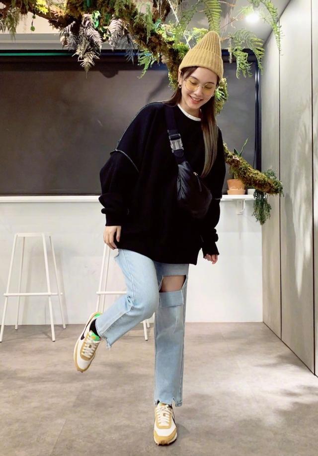 杨丞琳穿牛仔裤的视频,杨丞琳穿红鞋拼色牛仔裤