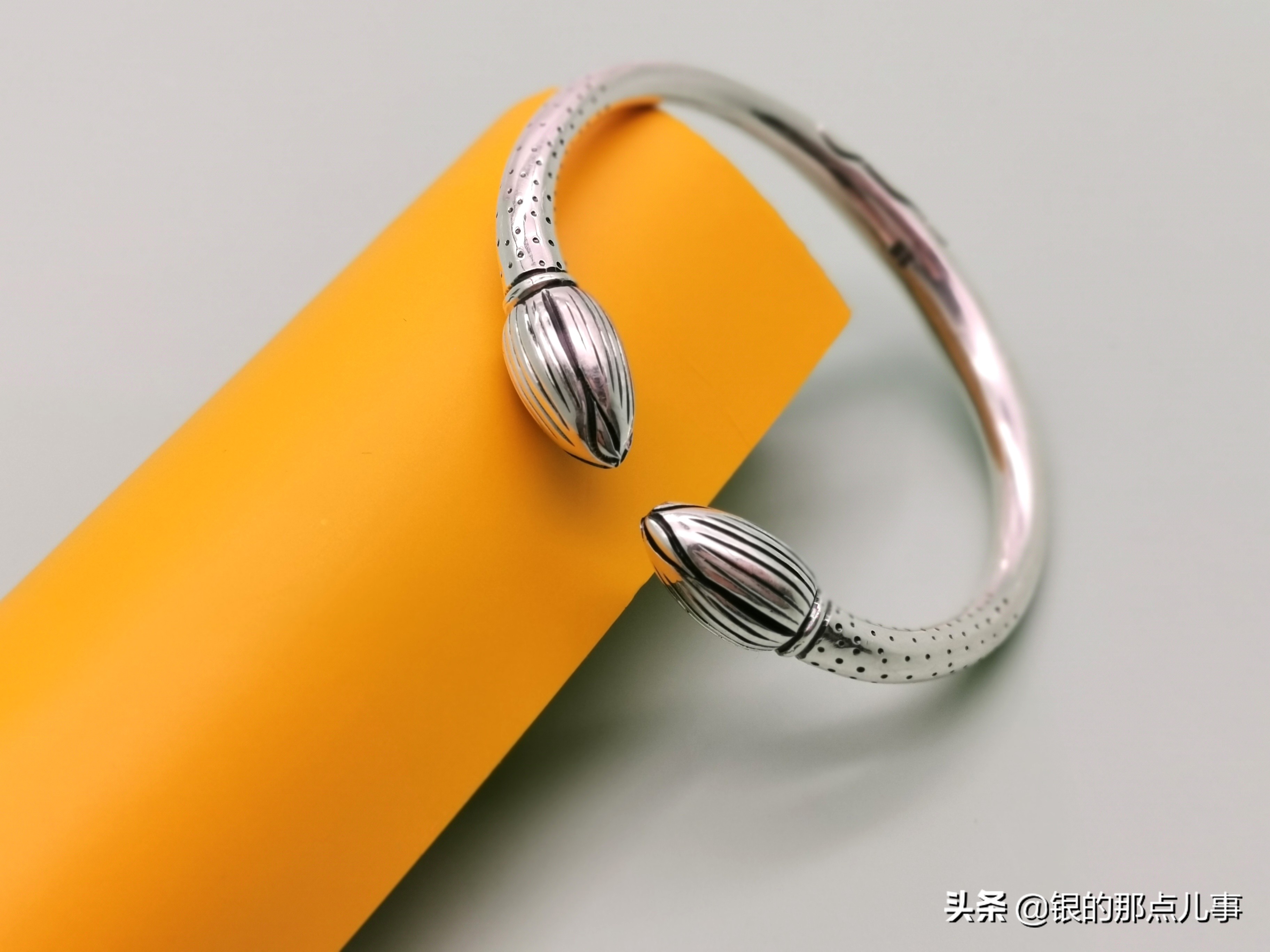 怎么挑选银饰品送妈妈,怎样挑选银饰品最好