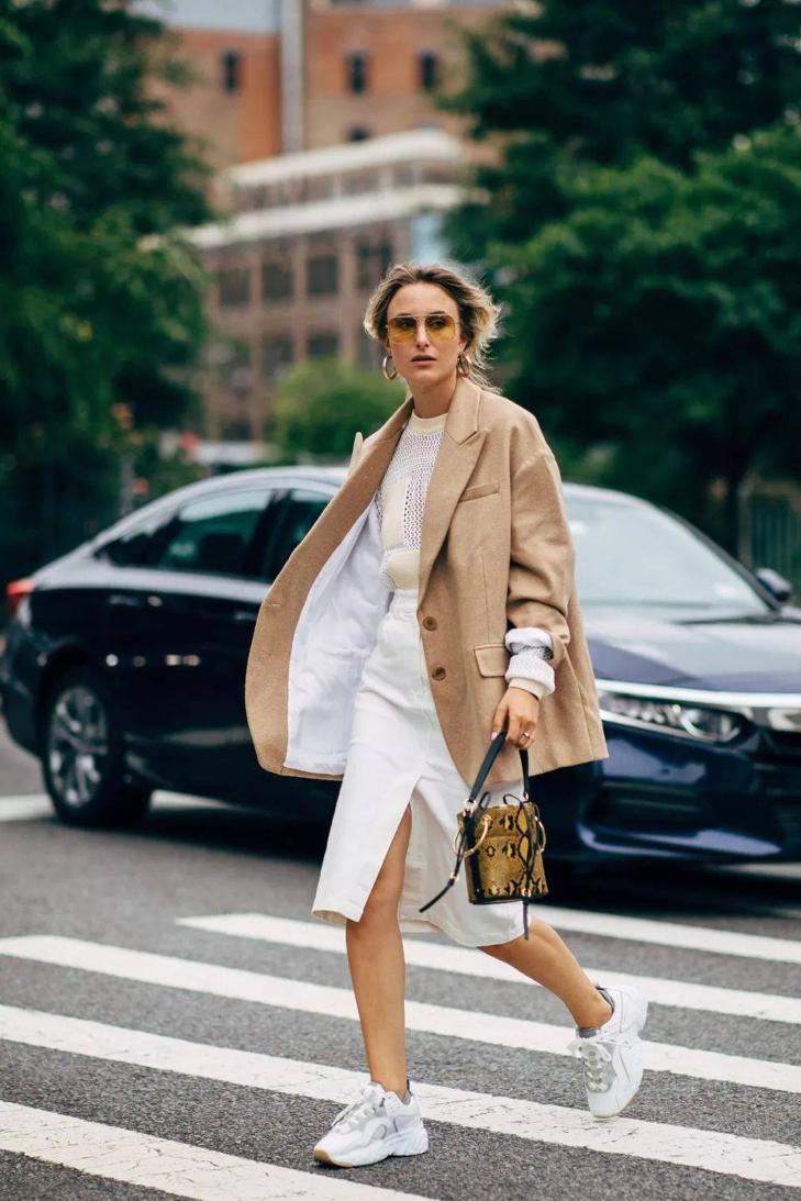 最近火了一种穿法，叫“裙子+外套”，时髦又高级，关键还显气质