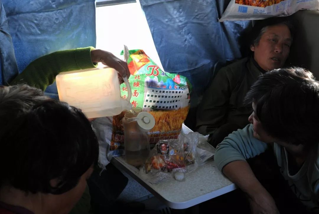 孩子坐绿皮火车看人世百态,绿皮火车才能反映生活百态