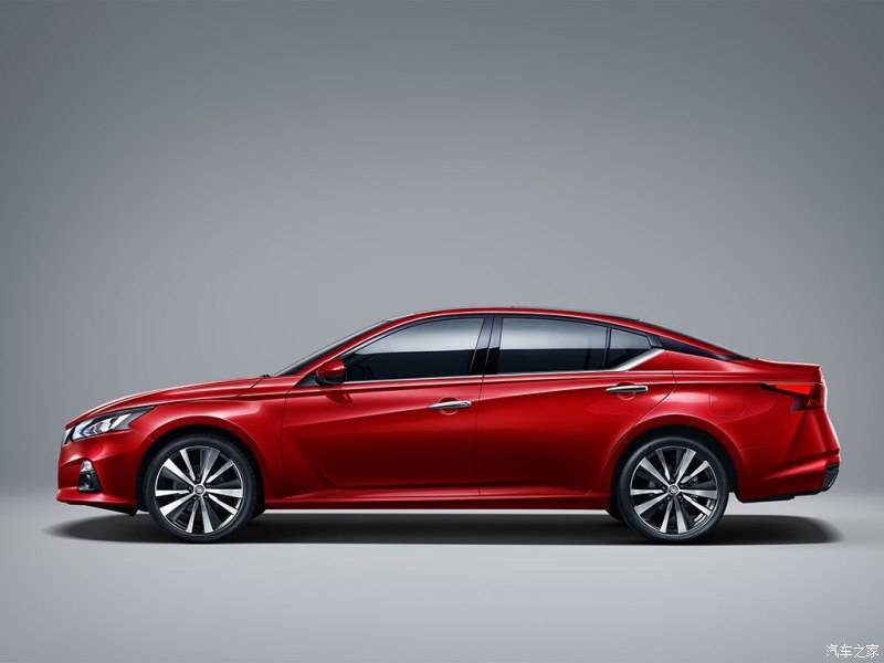 小胡说车日产天籁,小汪试车日产天籁