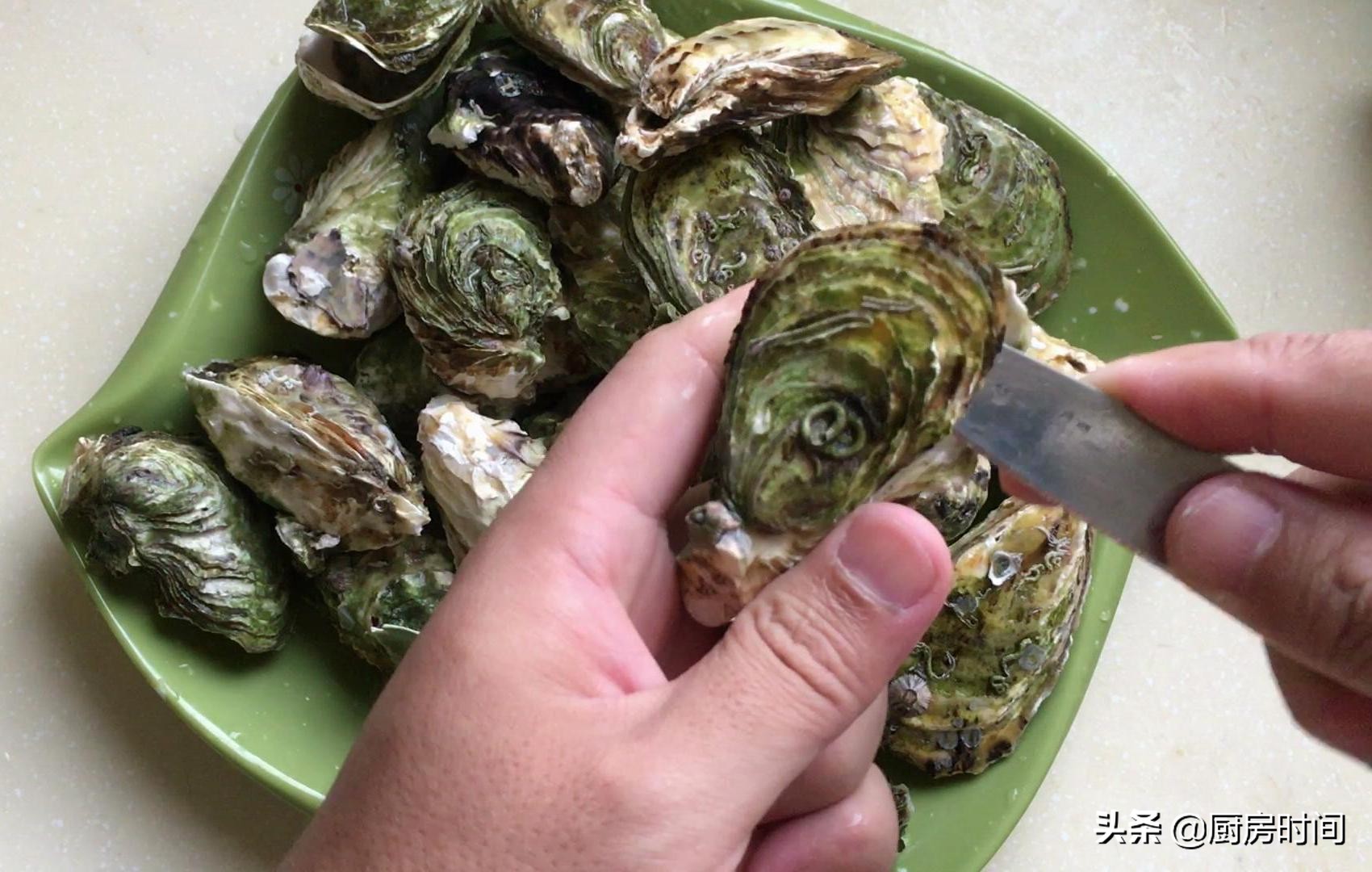 正确打开吃生蚝的方法,生蚝怎么打开得快又简单又方便