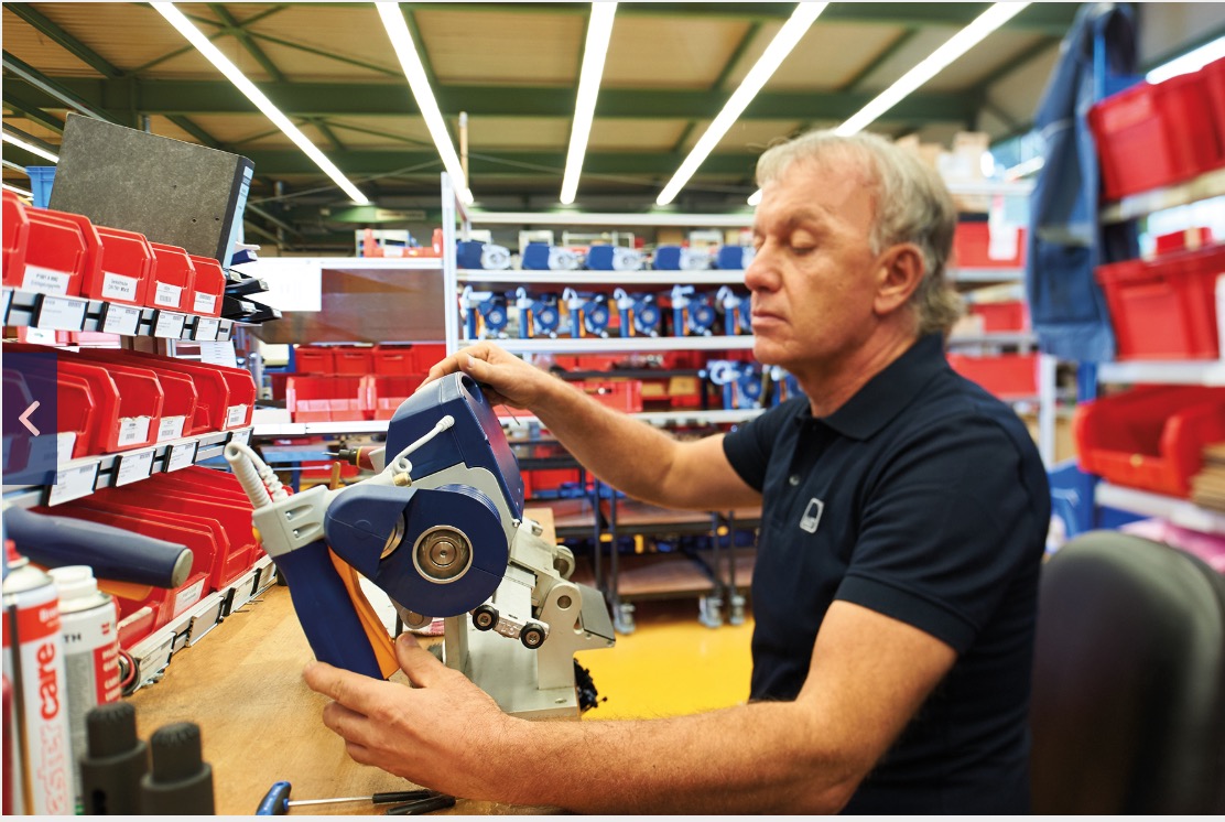 老人残疾人爬楼自动轮椅,老年残疾人上下楼梯神器