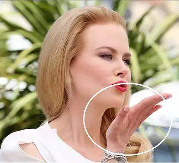 再年轻的脸也挡不住“奶奶”手，隐藏年龄的秘密，全靠这一只