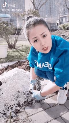 沉迷“花花世界”的41岁妈妈，她凭什么活得那么爽？