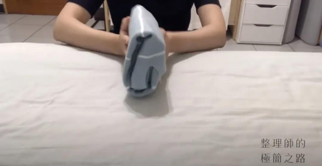 收纳师教你折衣服,折厚衣服的收纳方法