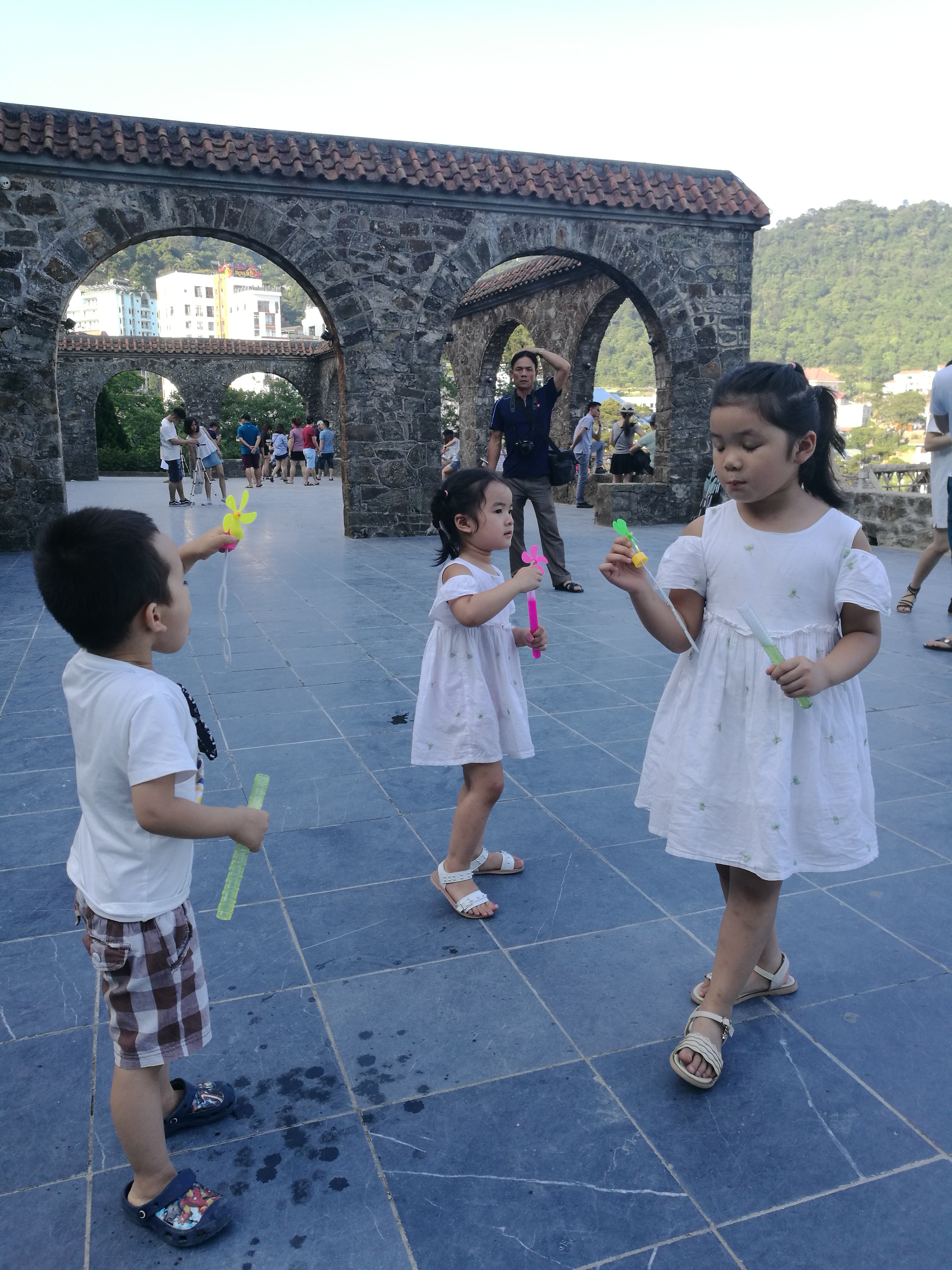 越南小妹独自野外深山探险,越南旅游奇遇记