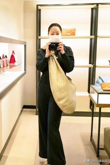 章小蕙穿全部吊带丝滑长裙,章小蕙吊带款式复古长裙