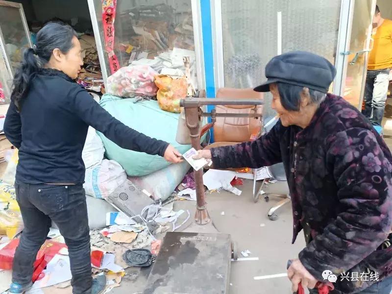 【*今条头日**】兴县街头大中午一点多拍到的一幕，辛酸，想哭！