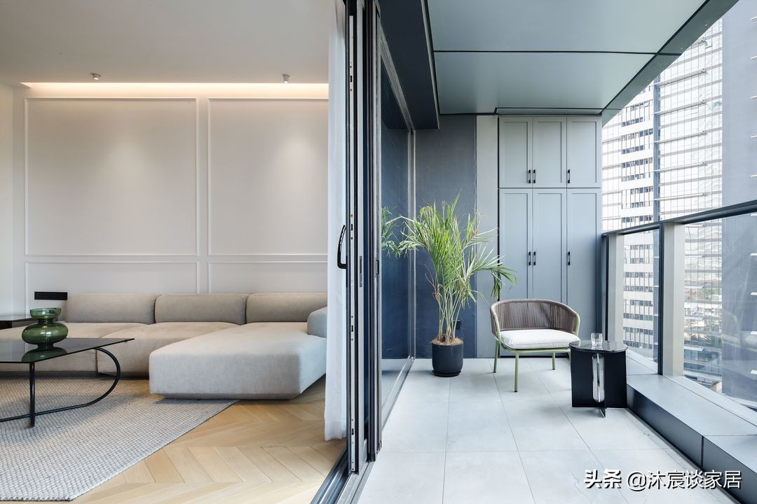 看完她的新家，才知生活可以如此有品质，室内极简大方且随性美好
