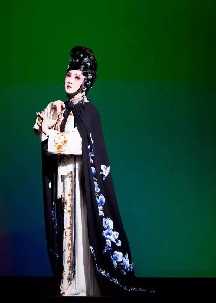 一个想变成蚯蚓的男人，和一个想变成鹅的女人