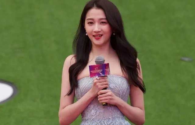 关晓彤穿镂空露脐装现身,关晓彤粉色薄纱露脐装