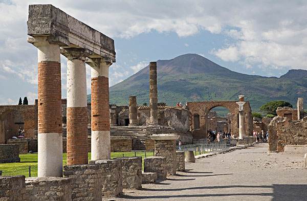 玻璃颅骨的背后,是火山带来的覆灭,也是彻底的新生