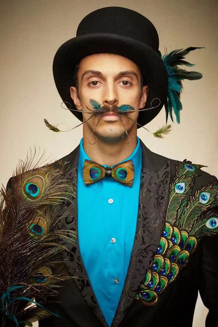 男人给自己化妆打扮成女人,给胡子做造型的人