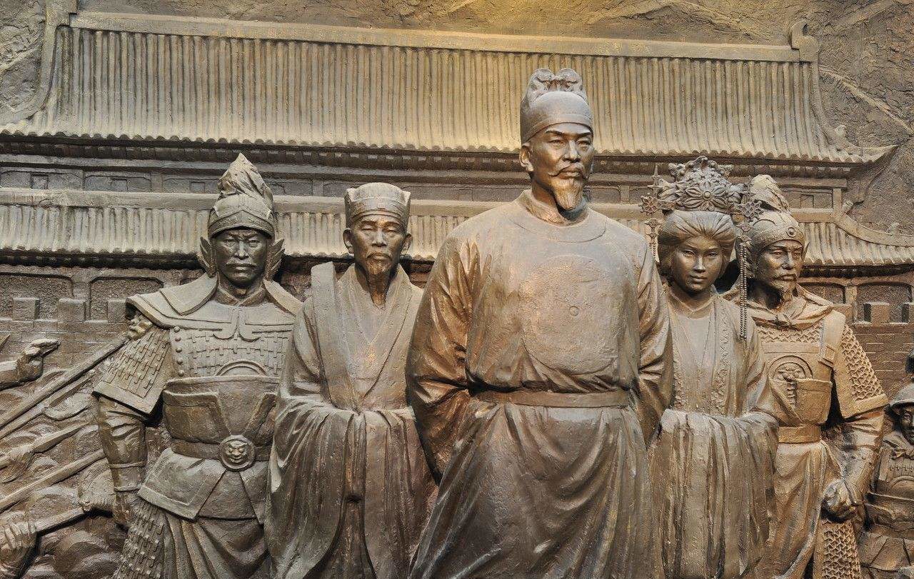 出身低微的朱元璋为何在登基以后爱独揽军政大权？