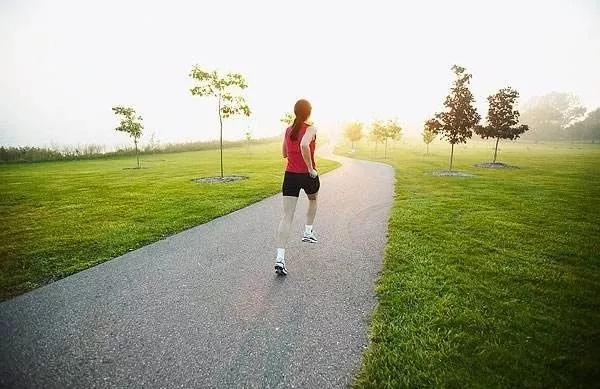 跑步时握紧拳头对身体有什么好处,跑步的时候去不去要握紧拳头