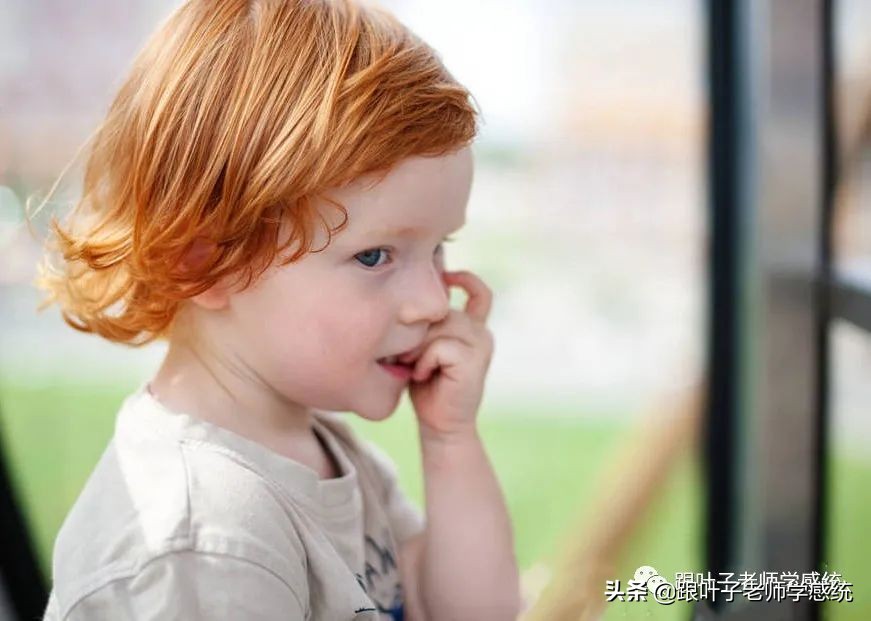 4岁小孩喜欢咬衣服啃指甲,4岁小孩喜欢咬手指甲怎么回事