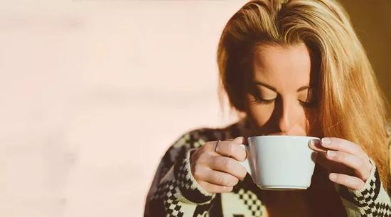 奶茶黑幕揭秘视频,网红奶茶店内幕曝光