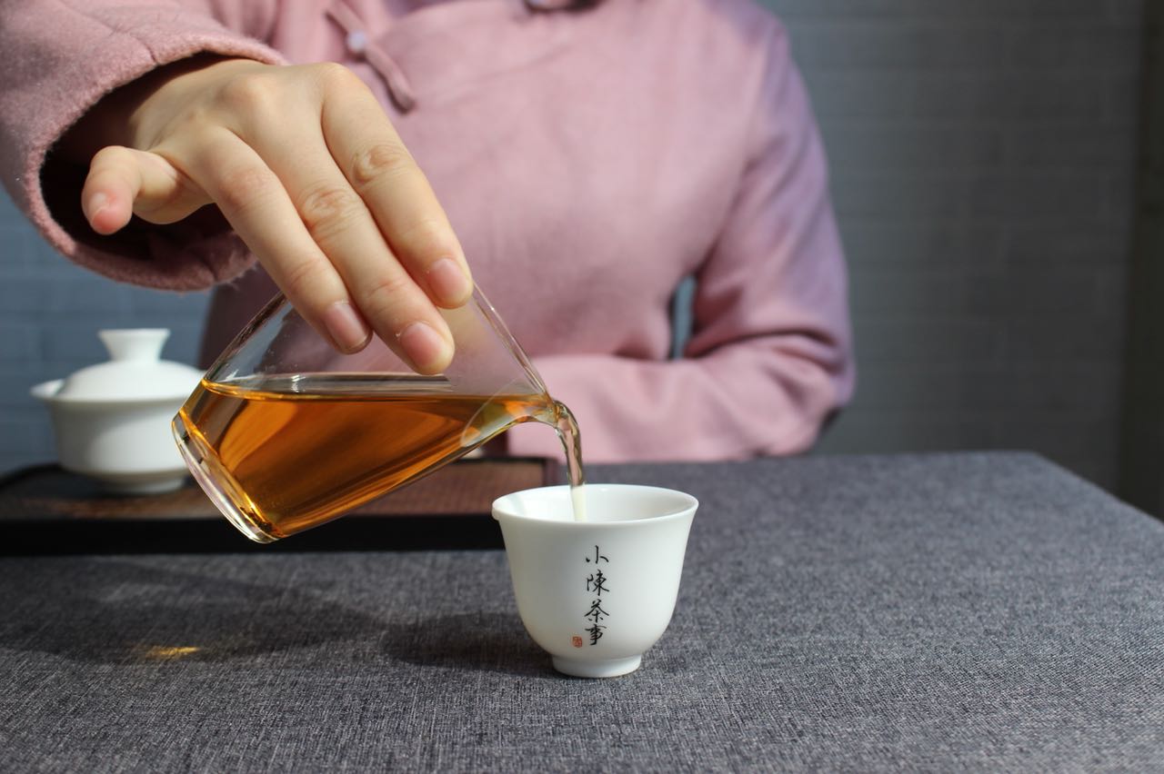 温水泡茶是劣质茶的“掩饰衣。真正的好茶，根本不存在怕烫之说
