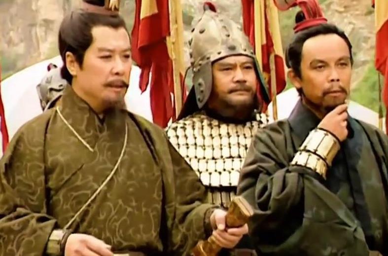 庞统投靠刘备见孔明,庞统临死前说主公被孔明迷惑