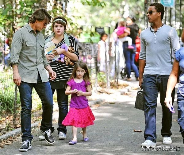 57岁阿汤哥比24岁黑人养子年轻太多！星二代是光环还是诅咒？